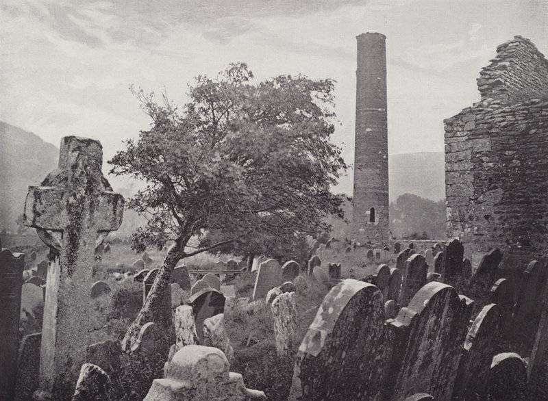 Round Tower, St Kevins Cross and Kitchen, Glendalough av English Photographer