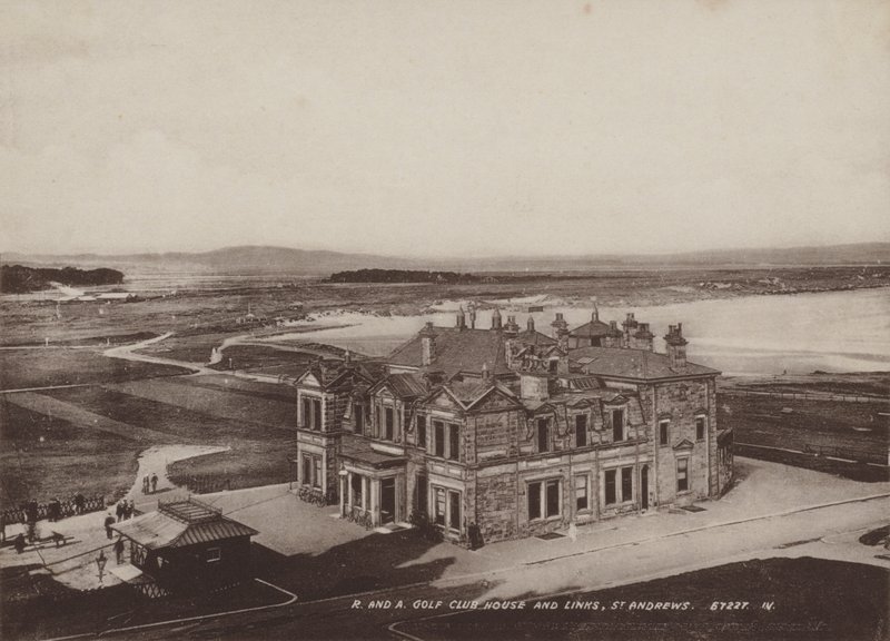 Royal and Ancient Golf Club House and Links, St. Andrews av English Photographer