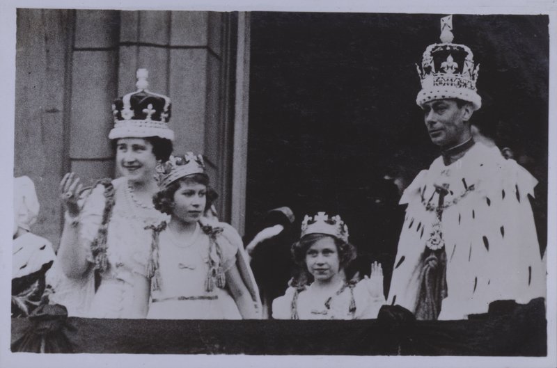 Kongelig familie, etter kroningen av kong George VI (s/hv-bilde) av English Photographer