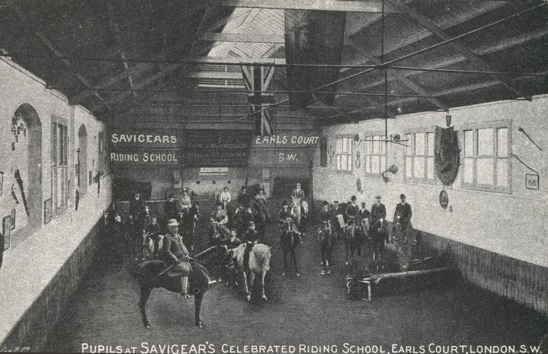 Savigears rideskole, Earl's Court, London (s/hvitt-bilde) av English Photographer