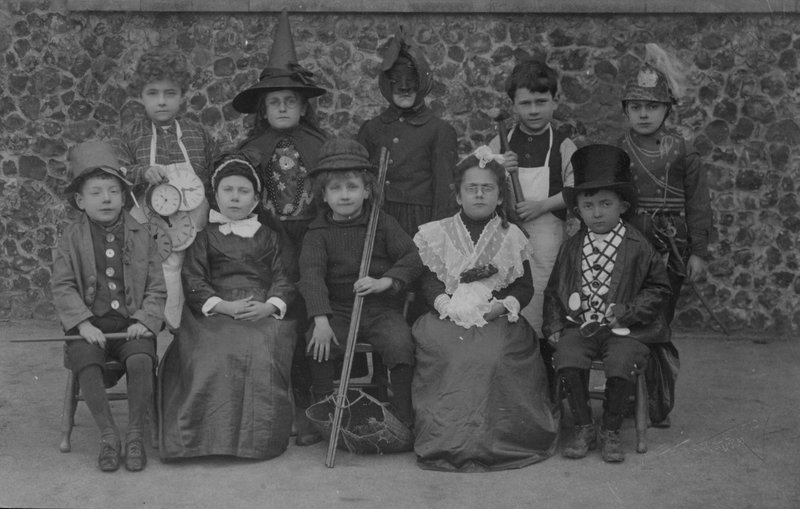 Skolebarn, Norfolk, i fancy kjole tidlig på 1900-tallet (s/hvitt-bilde) av English Photographer