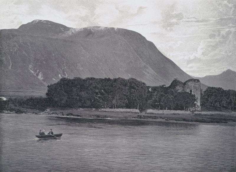 Skottland: Ruins of Inverlochy Castle, Ben Nevis (s/hv-bilde) av English Photographer