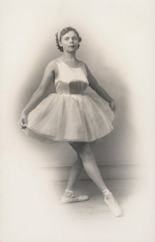 Litt lubben jente som driver med ballett (s/hvitt-bilde) av English Photographer