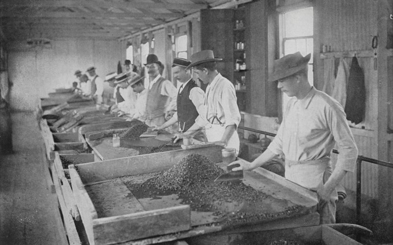 Sør-Afrika: Searching Tables, De Beers Diamond Mines, Kimberley (s/hvitt-bilde) av English Photographer