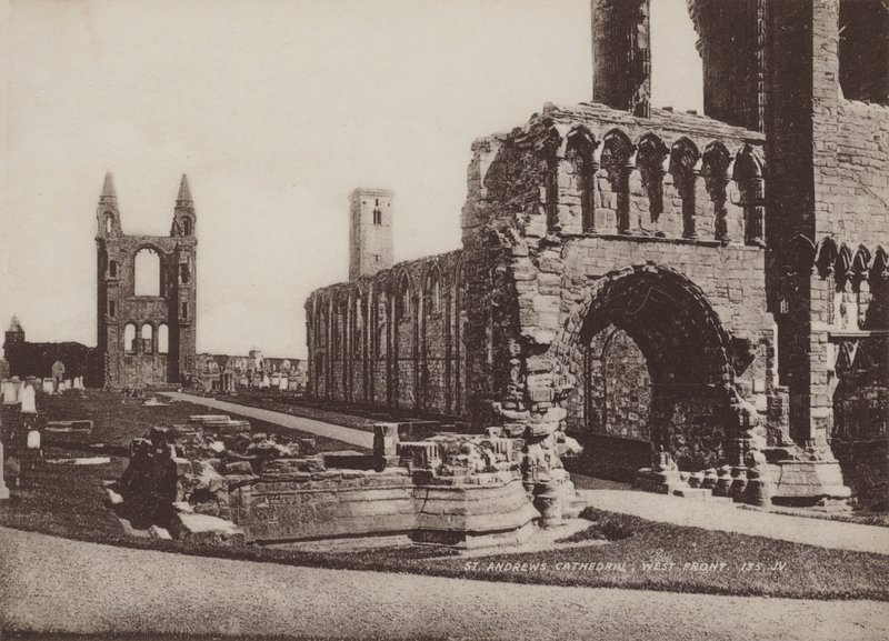 St Andrews Cathedral, West Front av English Photographer