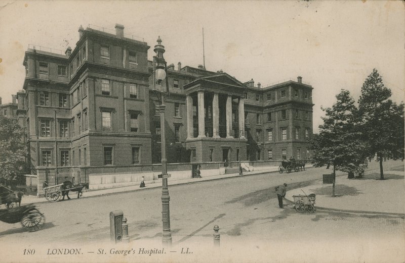 St Georges Hospital, London av English Photographer