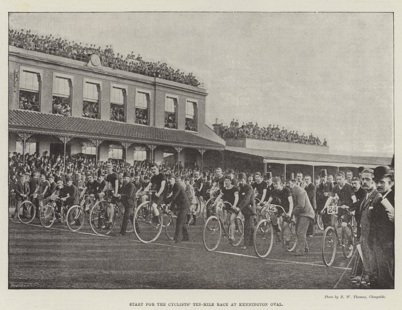 Start for Cyclists Ten-Mile Race på Kennington Oval av English Photographer