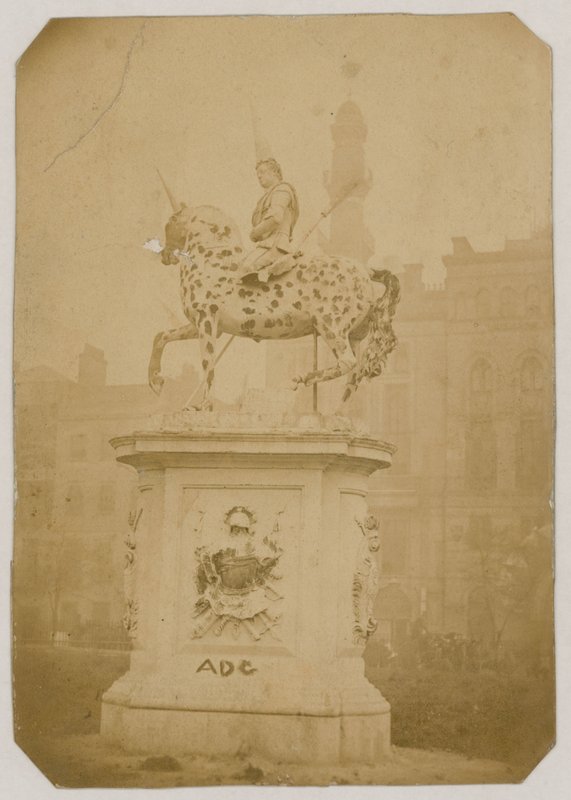 Statue av kong George I, Leicester Square, London; fotografi tatt i 1866 av English Photographer