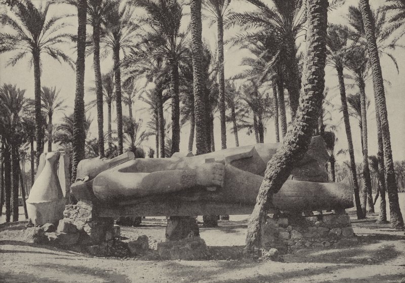 Statue av Rameses II, liggende i byen som Jeremia sa skulle være uten innbygger av English Photographer