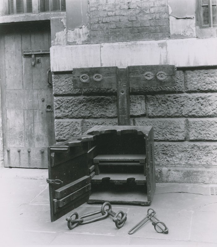 Aksjer og sjakler utstilt i Newgate Prison av English Photographer