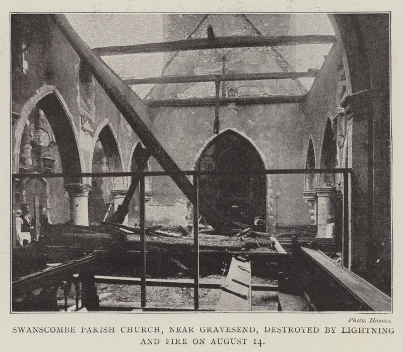 Swanscombe Parish Church, nær Gravesend, ødelagt av lyn og brann 14. august av English Photographer