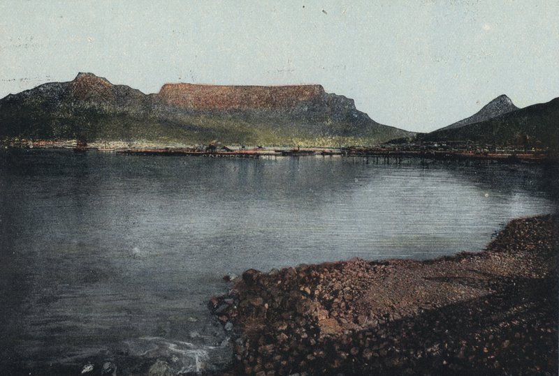 Table Mountain, Lion's Head og Devil's Peak, fra Table Bay (farget bilde) av English Photographer