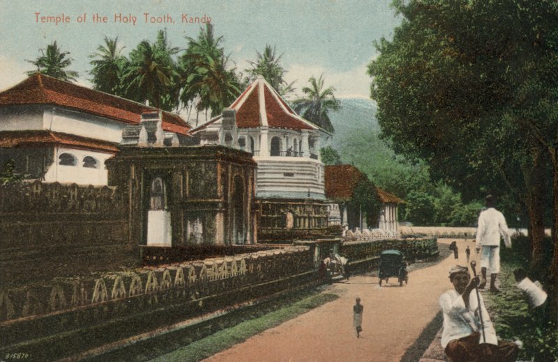 Temple of the Holy Tooth, Kandy, Ceylon (bilde) av English Photographer