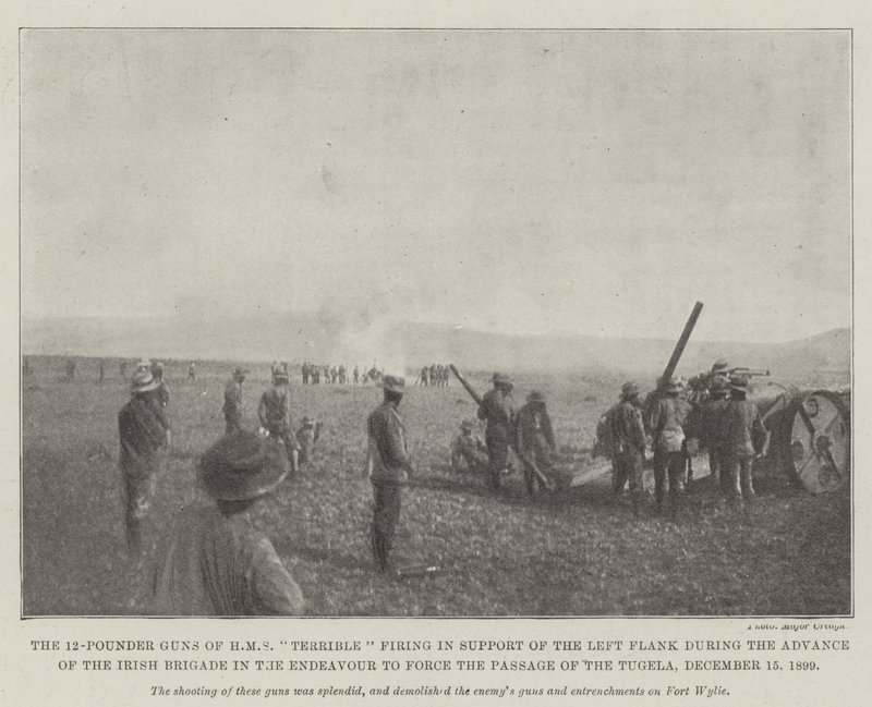 12-punds kanonene til HMS Terrible skyter til støtte for venstre flanke under fremmarsj av den irske brigaden i forsøket på å tvinge gjennom passasjen av Tugela, 15. desember 1899 av English Photographer