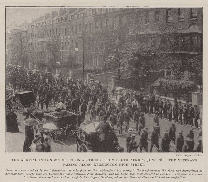 Ankomsten til London av kolonitropper fra Sør-Afrika, 26. juni, veteranene passerer langs Kensington High Street av English Photographer
