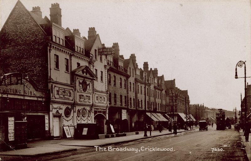 The Broadway, Cricklewood, London av English Photographer