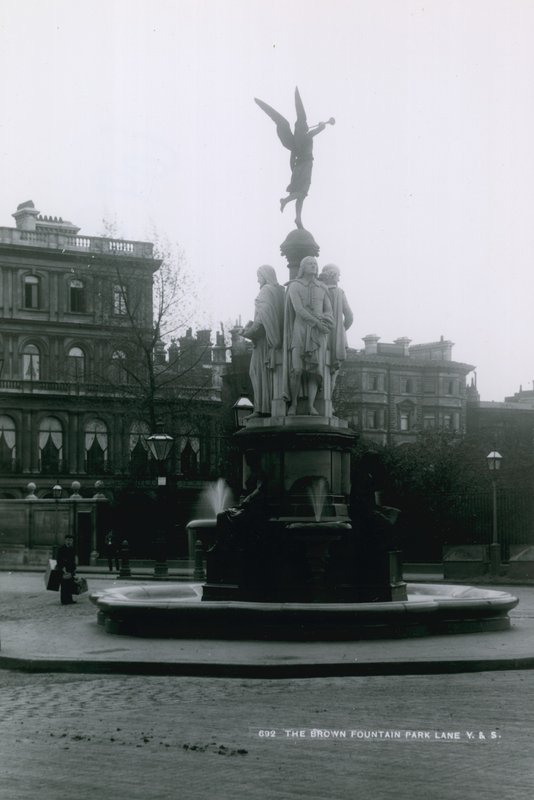 The Brown Fountain, Park Lane, London av English Photographer