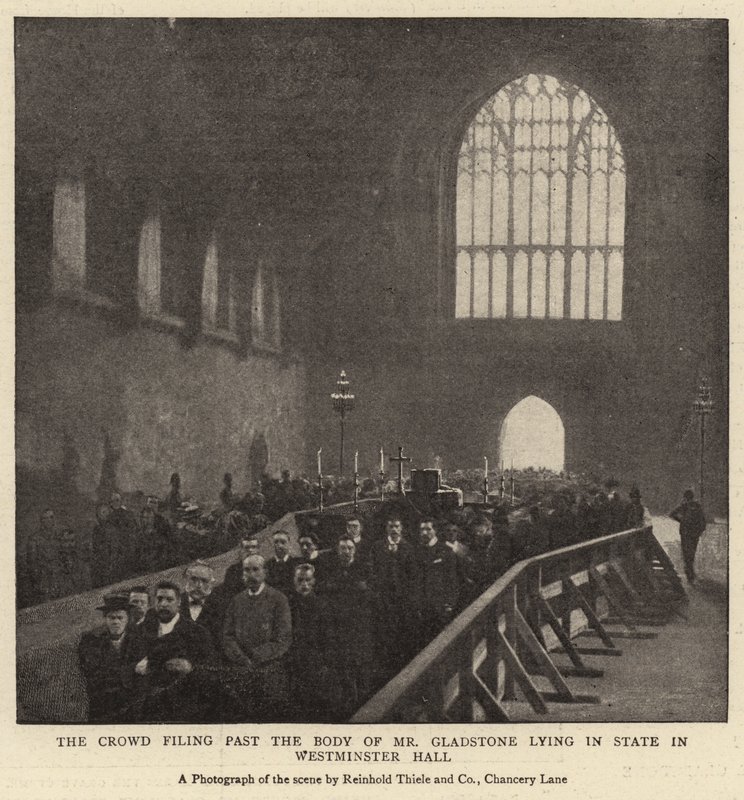 The Crowd filing forbi liket av Mr Gladstone liggende i staten i Westminster Hall av English Photographer