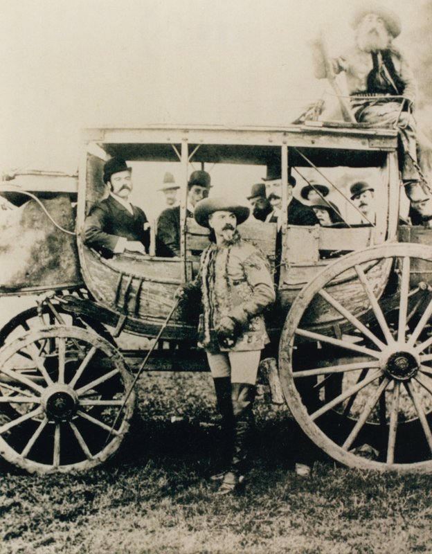 Deadwood diligensen i London - Buffalo Bill står, John Nelson i boksen av English Photographer