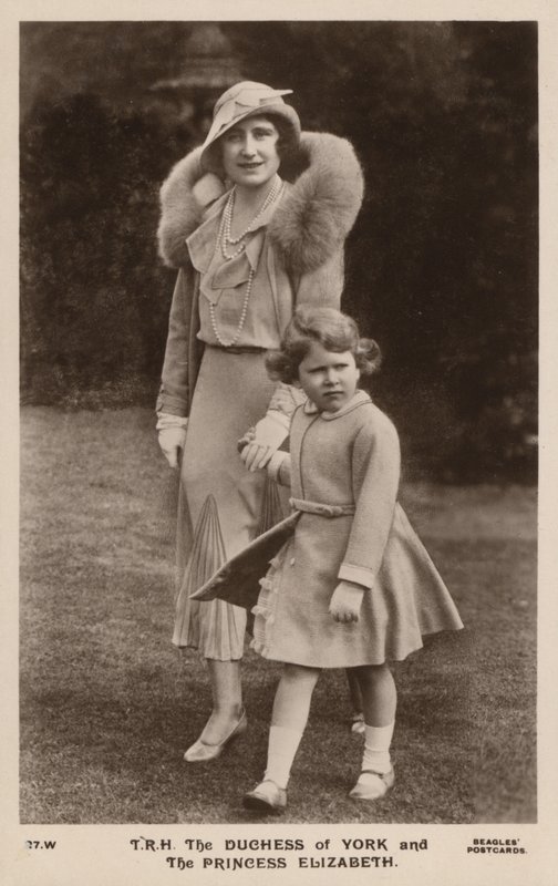 Hertuginnen av York og prinsesse Elizabeth (s/hvitt bilde) av English Photographer