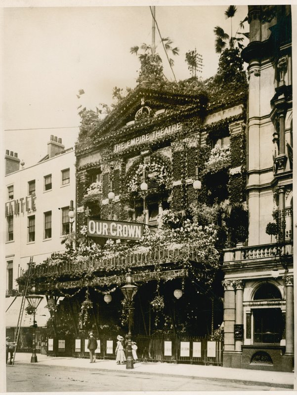 Empire Theatre, Leicester Square, London, dekorert for dronning Victorias diamantjubileum, juni 1897 av English Photographer