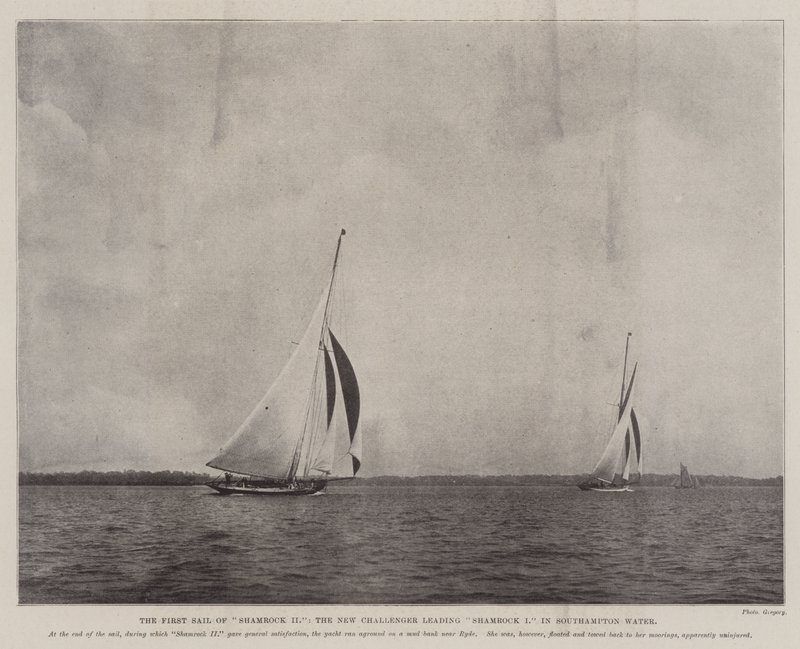The First Sail of Shamrock II, den nye utfordreren som leder Shamrock I i Southampton Water av English Photographer