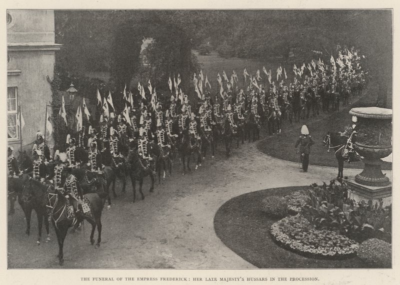Begravelsen til keiserinne Frederick, Hennes avdøde Majestys Hussars i prosesjonen av English Photographer
