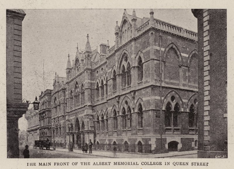 Hovedfronten til Albert Memorial College i Queen Street av English Photographer