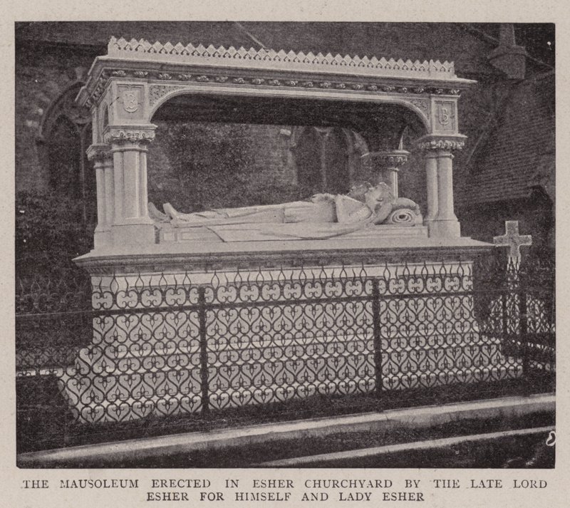 Mausoleet reist i Esher Churchyard av avdøde Lord Esher for seg selv og Lady Esher av English Photographer
