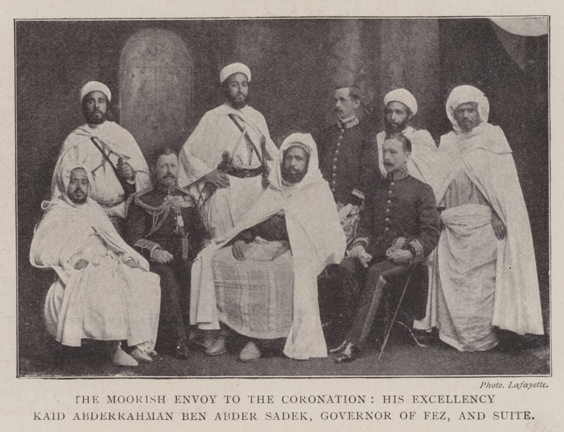 Den mauriske utsending til kroningen, hans eksellens Kaid Abderrahman ben Abder Sadek, guvernør i Fez og Suite av English Photographer