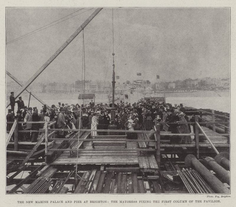 Det nye marinepalasset og bryggen i Brighton, ordførerinnen fikser den første søylen i paviljongen av English Photographer