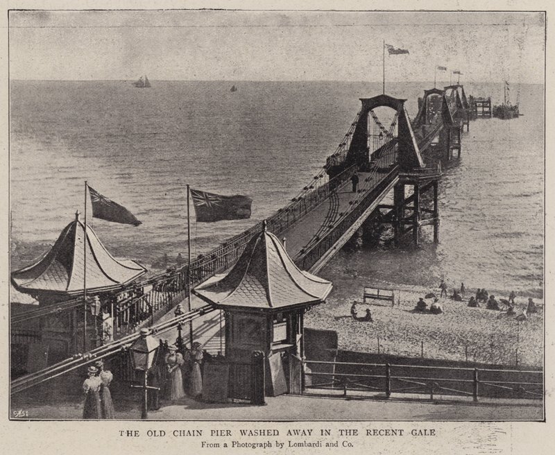 Old Chain Pier vasket bort i den nylige kulingen av English Photographer