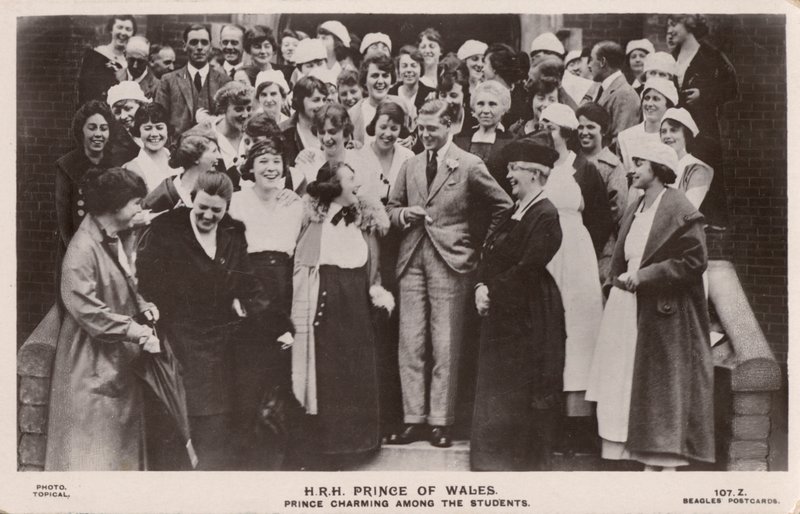 Prinsen av Wales (senere kong Edward VIII), med en gruppe kvinnelige studenter (s/hvitt-bilde) av English Photographer