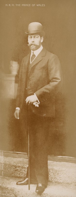 Prinsen av Wales, den fremtidige kong George V (s/hv-bilde) av English Photographer