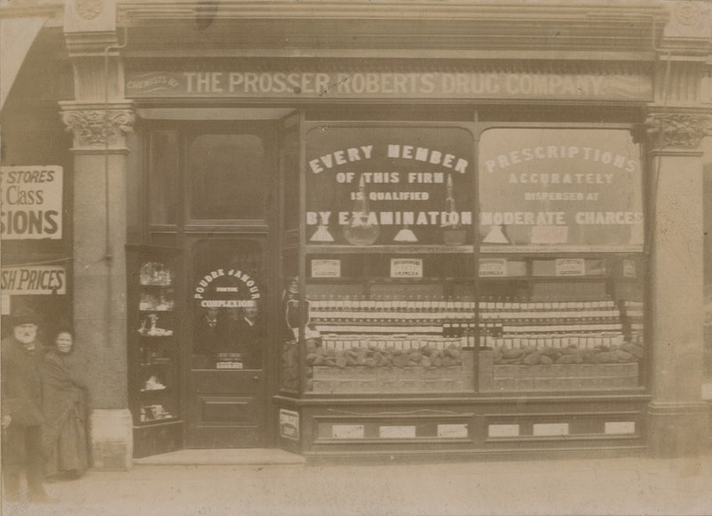 Prosser Roberts Drug Company av English Photographer
