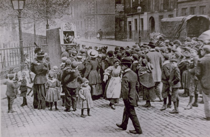 The Punch und Judy Show av English Photographer