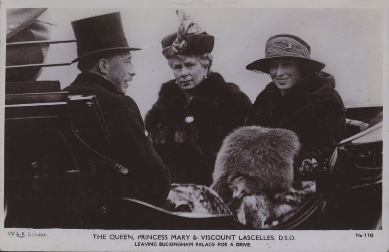 Dronningen, prinsesse Mary og Viscount Lascelles, DSO (s/hvitt bilde) av English Photographer