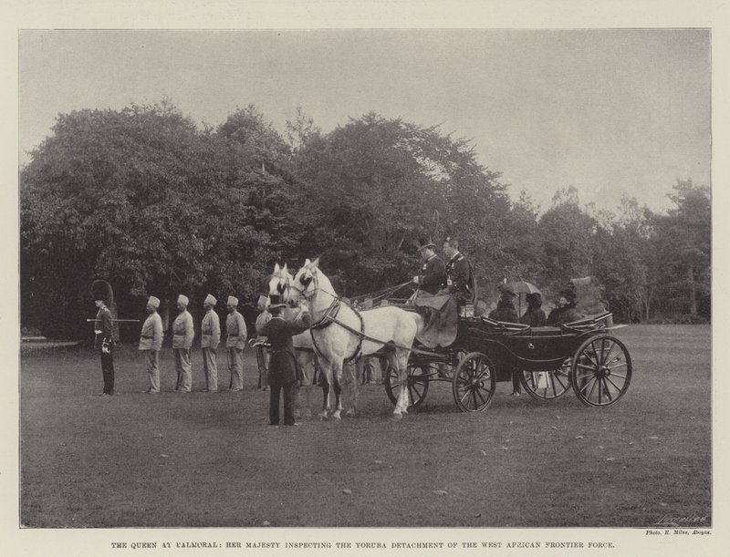 Dronningen på Balmoral, Hennes Majestet inspiserer Yoruba-avdelingen til den vestafrikanske grensestyrken av English Photographer