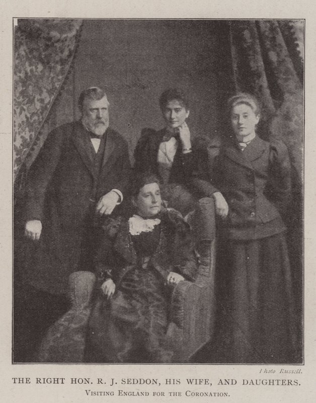 Høyre ærede RJ Seddon, hans kone og døtre, besøker England for kroningen av English Photographer