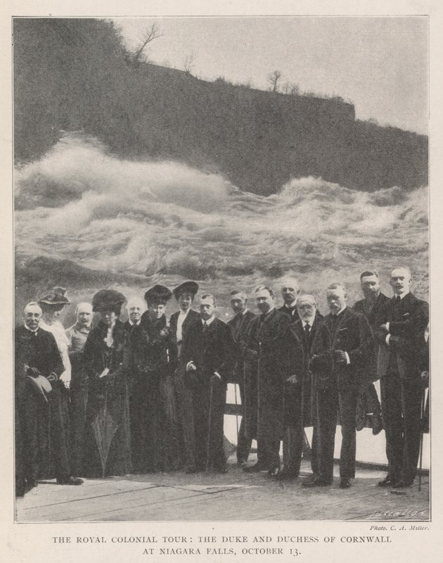 The Royal Colonial Tour, hertugen og hertuginnen av Cornwall ved Niagara Falls, 13. oktober av English Photographer