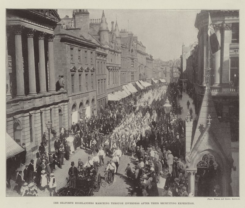 Seaforth Highlanders marsjerer gjennom Inverness etter deres rekrutteringsekspedisjon av English Photographer