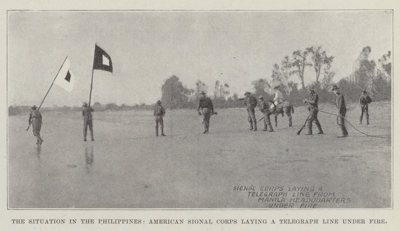 Situasjonen på Filippinene, American Signal Corps legger en telegraflinje under ild av English Photographer