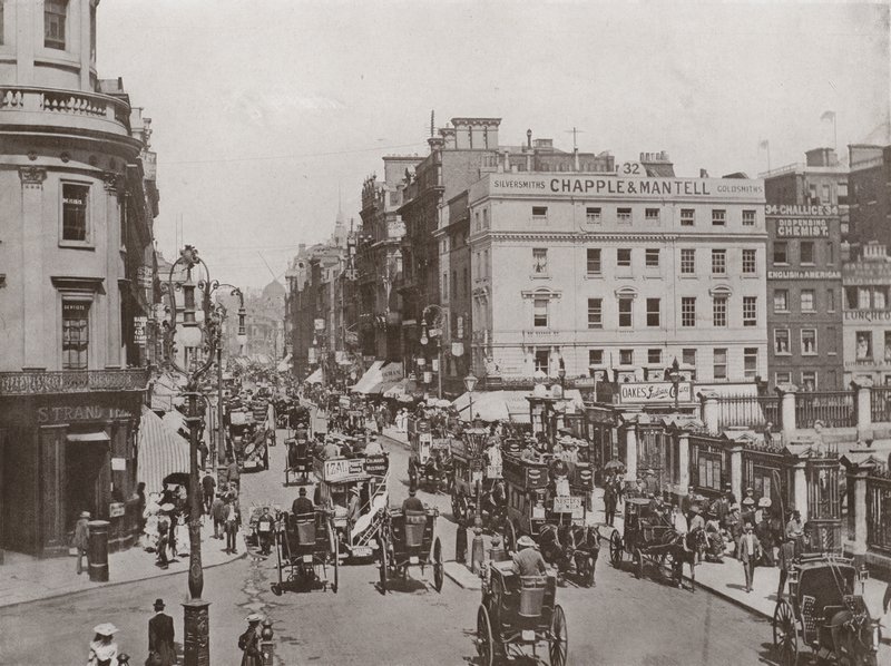 The Strand, fra nær Charing Cross, ser østover av English Photographer