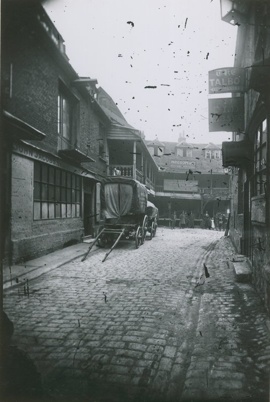The Tabard Inn, Southwark av English Photographer