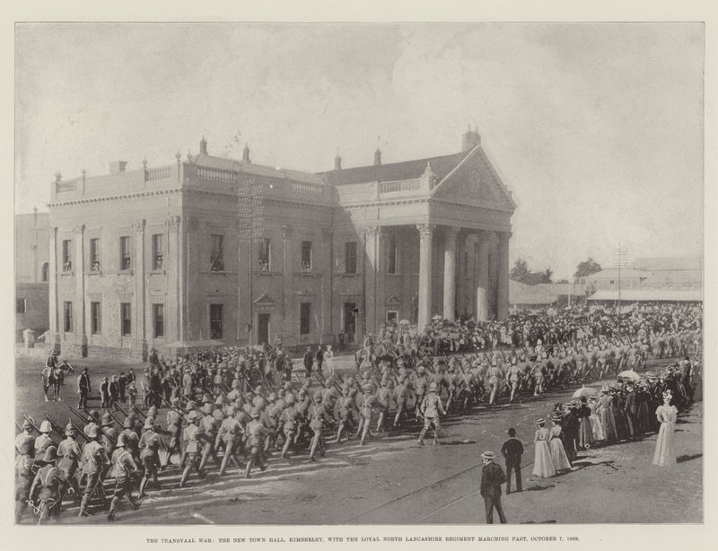 Transvaal-krigen, det nye rådhuset, Kimberley, med det lojale North Lancashire-regimentet som marsjerte forbi, 7. oktober 1899 av English Photographer