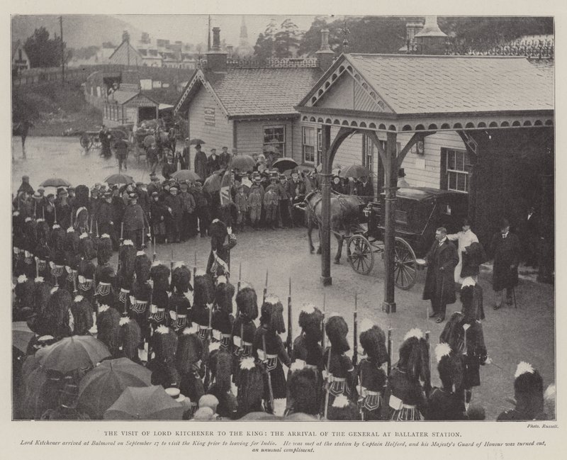 Lord Kitcheners besøk til kongen, generalens ankomst til Ballater stasjon av English Photographer