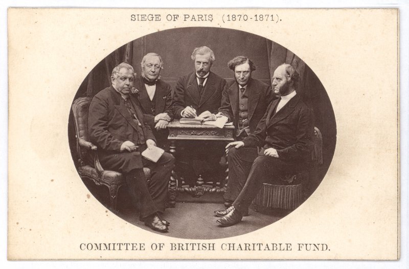 Komiteen til British Charitable Fund, bistår de fattige under beleiringen av Paris (1870-1871) (s/hvitt-bilde) av English Photographer