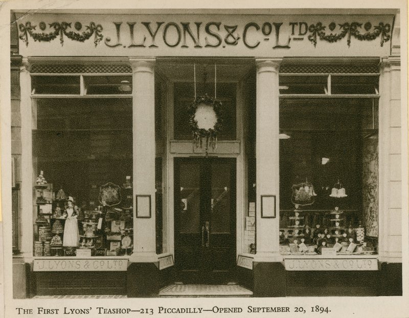 Den første Lyons Teashop av English Photographer