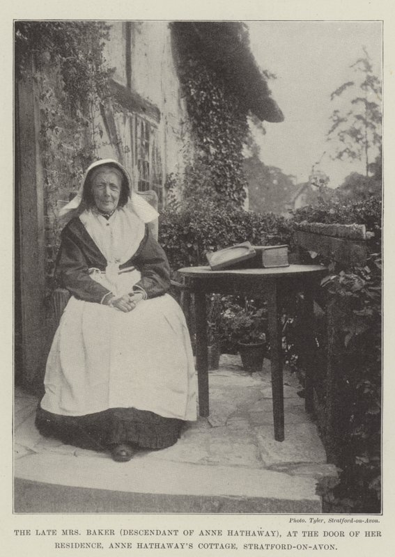 Avdøde fru Baker (etterkommer av Anne Hathaway), ved døren til hennes bolig, Anne Hathaways Cottage, Stratford-on-Avon av English Photographer