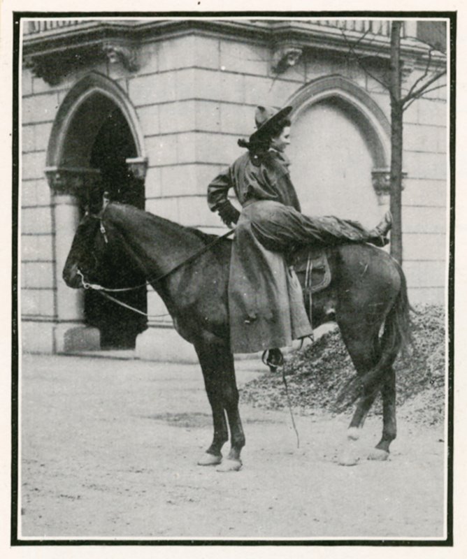 Åpningen av Golden West-utstillingen på Earls Court: Kvinnelige ryttere i det ville vesten av English Photographer
